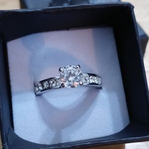 Stunning silver plated engagement ring